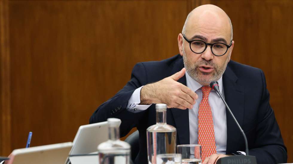O ministro das Infraestruturas e Habitação, Miguel Pinto Luz, intervém perante a Comissão de Economia, Obras Públicas e Habitação, na Assembleia da República, em Lisboa, 12 de fevereiro de 2025. TIAGO PETINGA/LUSA