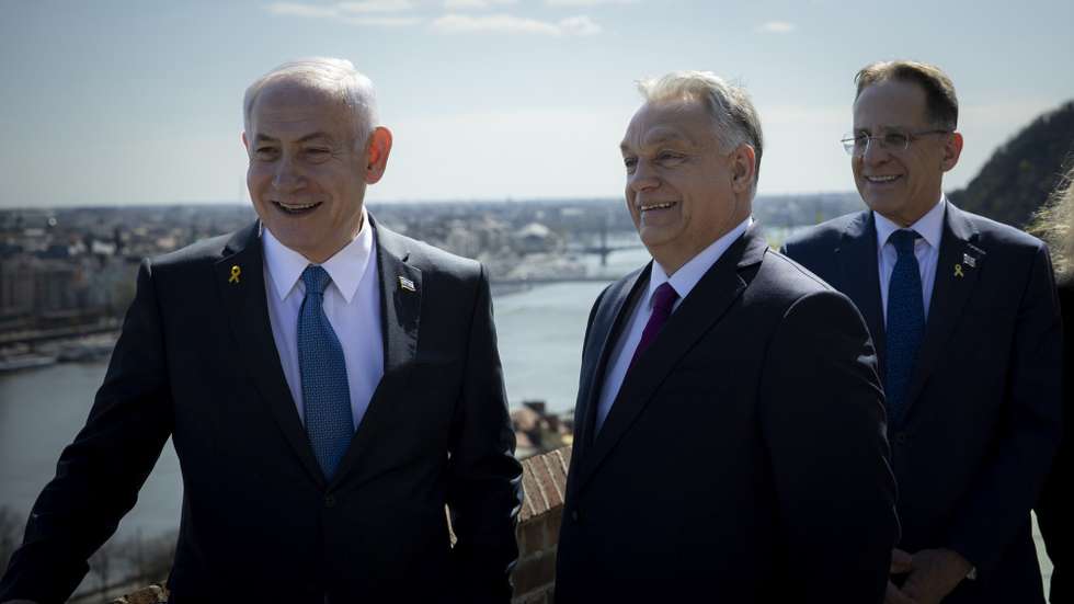 epa12007283 A handout photo made available by the Hungarian Prime Minister's Press Office shows Hungarian Prime Minister Viktor Orban (C) receiving Israeli Prime Minister Benjamin Netanyahu (L) in the government headquarters in Budapest, Hungary, 03 April 2025.  EPA/ZOLTAN FISCHER / HANDOUT  HANDOUT EDITORIAL USE ONLY/NO SALES
