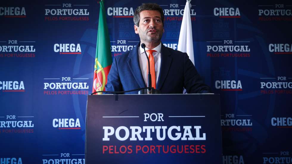 O presidente do partido Chega, André Ventura, usa da palavra durante uma conferência de imprensa sobre o inquérito do Ministério Público e sobre a revisão constitucional, em Lisboa, 23 de maio de 2025. RODRIGO ANTUNES/LUSA