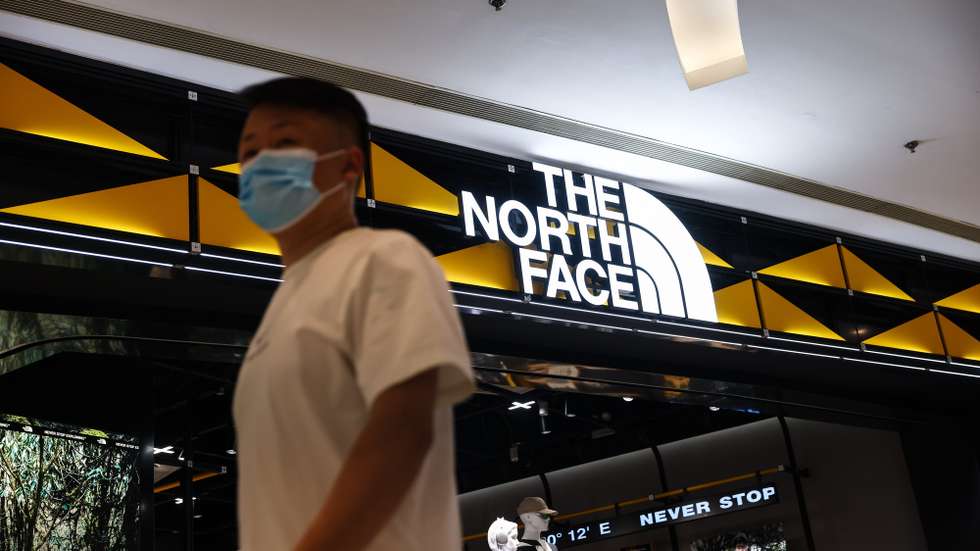 epa12236925 A man walks in a shopping mall in Beijing, China, 14 July 2025 According to the General Administration of Customs, China's trade surplus widened to 114.77 billion US dollars in June 2025, up from 98.94 billion US dollars in the same period the prior year, exceeding expectations of USD 109 billion.  EPA/WU HAO