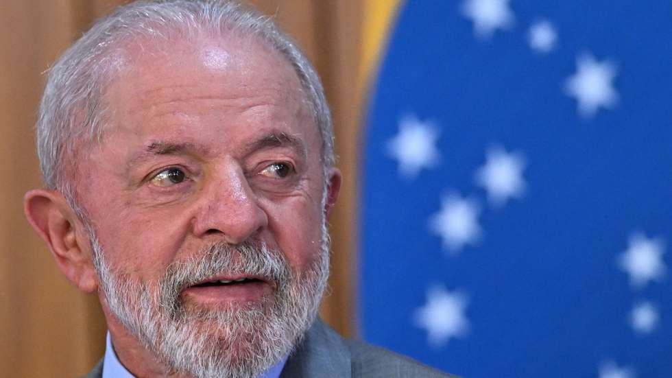 epa12238175 Brazilian President Luiz Inacio Lula da Silva participates in the signing ceremony of the provisional measure exempting taxi drivers nationwide from paying the taximeter verification fee, at the Planalto Palace in Brasilia, Brazil, 14 July 2025.  EPA/Andre Borges