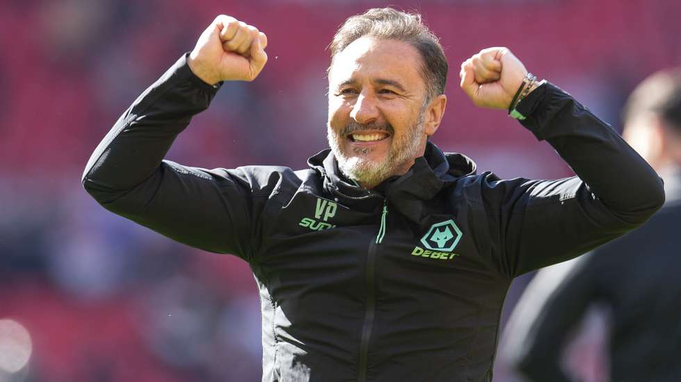 epa12042871 Vitor Pereira manager of Wolverhampton Wanderers celebrates his teams victory after the English Premier League match between Manchester United and Wolverhampton Wanderers in Manchester, Great Britain, 20 April 2025.  EPA/PETER POWELL EDITORIAL USE ONLY. No use with unauthorized audio, video, data, fixture lists, club/league logos, 'live' services or NFTs. Online in-match use limited to 120 images, no video emulation. No use in betting, games or single club/league/player publications.