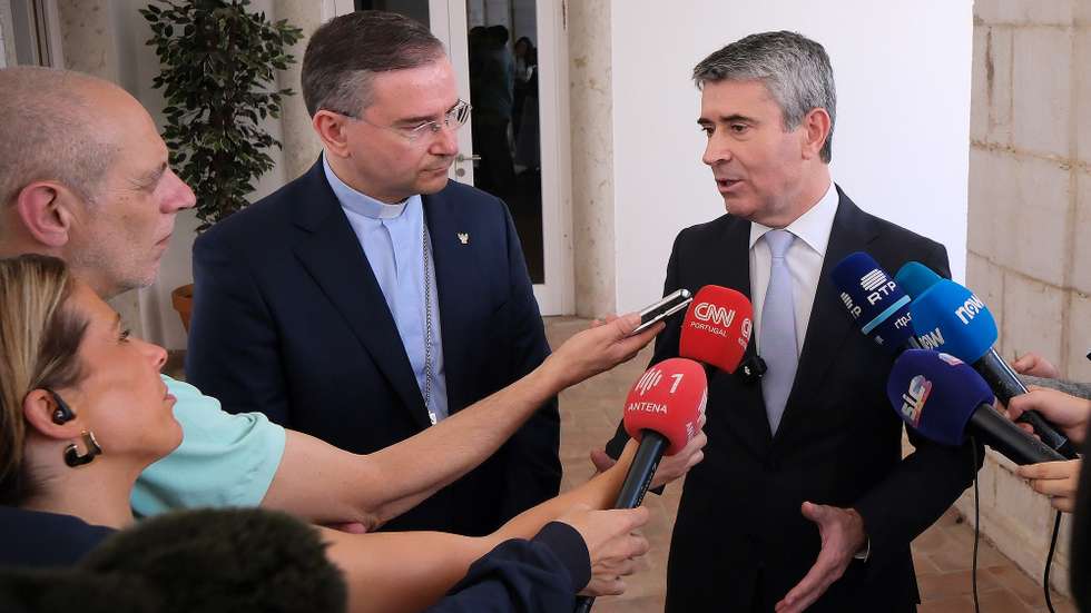 O secretário-geral do Partido Socialista (PS), José Luís Carneiro (D), acompanhado pelo bispo de Setúbal, cardeal Américo Aguiar (E), fala aos jornalistas durante um encontro na Casa Episcopal de Setúbal, em Setúbal, 24 de julho de 2025. O encontro insere-se num conjunto de contactos que o secretário-geral do PS tem vindo a realizar com diferentes personalidades e instituições da sociedade portuguesa, no quadro de uma cultura política de diálogo, proximidade e cooperação. RUI MINDERICO/LUSA