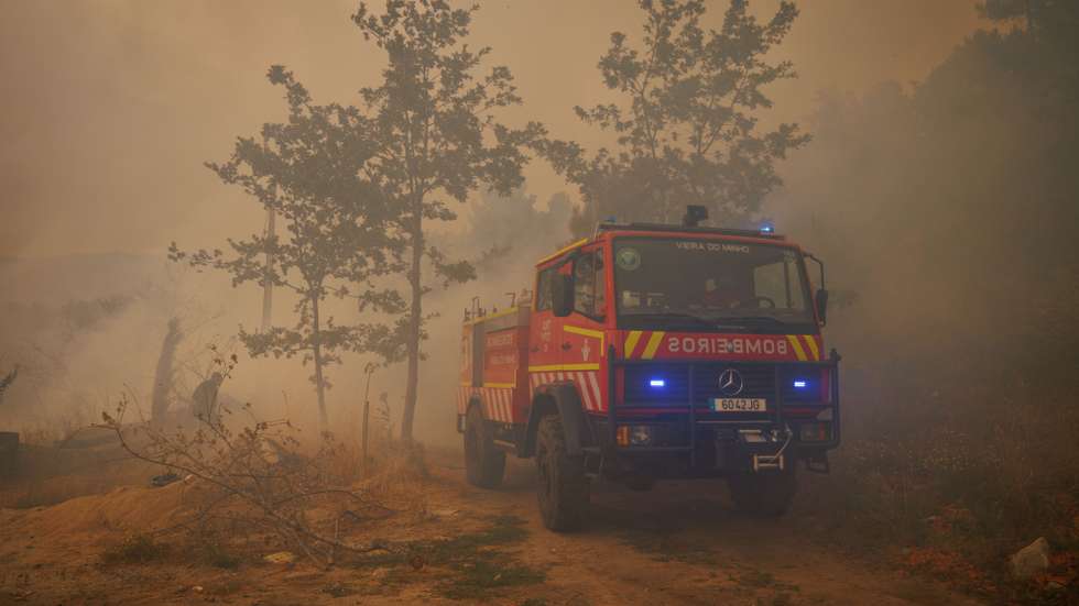 Bombeiros durante o combate a um incêndio na Aldeia de Gontães, Vila Real, 4 de agosto de 2025. Pelas 16:30, mais de 2.200 operacionais e cerca de 710 meios de transporte, inclusive 19 meios aéreos, combatiam 63 incêndios rurais em Portugal continental, com destaque para os fogos em Vila Real e Celorico de Basto (distrito de Braga), segundo a Proteção Civil. PEDRO SARMENTO COSTA/LUSA
