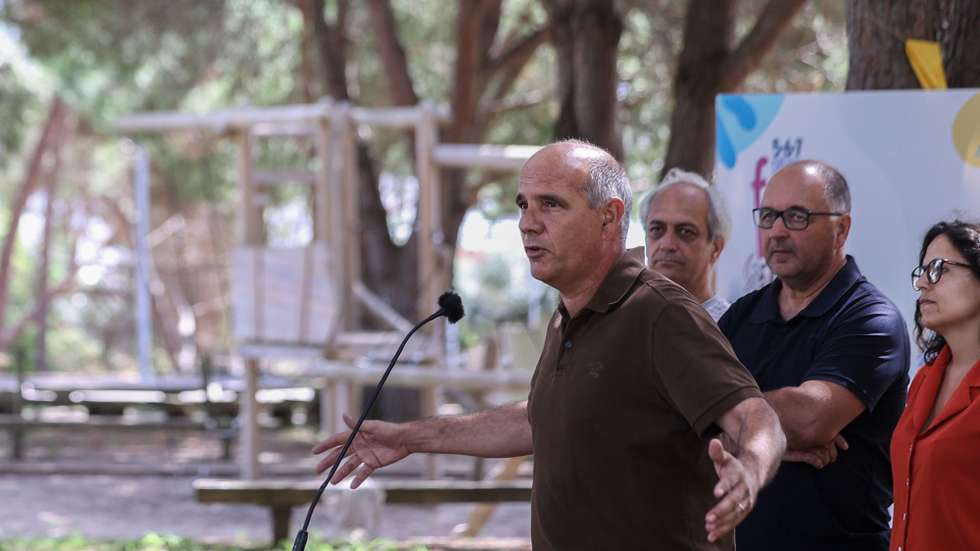O secretário-geral do Partido Comunista Português, Paulo Raimundo, fala à imprensa após a visita ao espaço da Festa do "Avante!" na Amora, Seixal, 28 de agosto de 2025. TIAGO PETINGA/LUSA