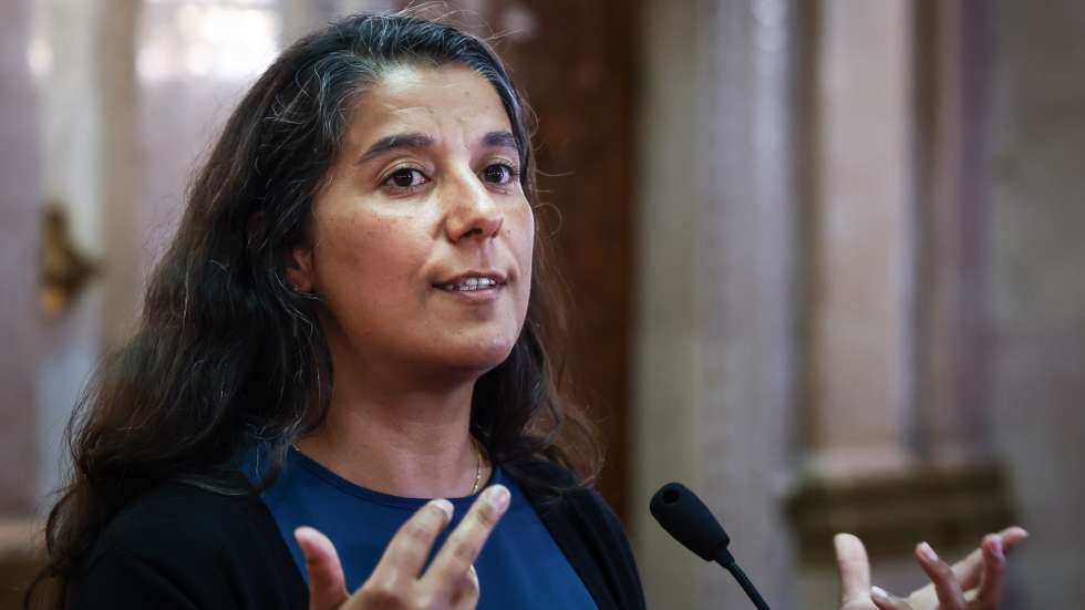 A líder parlamentar do Partido Comunista Português (PCP), Paula Santos, fala aos jornalistas no final de uma reunião com membros do Governo, com o objetivo de tratar temas relevantes para o país na Assembleia da República em Lisboa, 10 de setembro de 2025. RODRIGO ANTUNES/LUSA