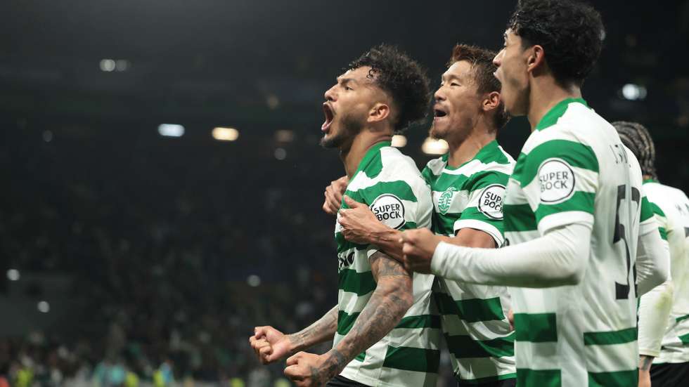 Sporting player Luis Suarez (L) celebrates with his teammates after scoring a goal against Paris Saint-Germain during the UEFA Champions League soccer match held at Alvalade Stadium, in Lisbon, Portugal, 20 January 2026. MANUEL DE ALMEIDA/LUSA