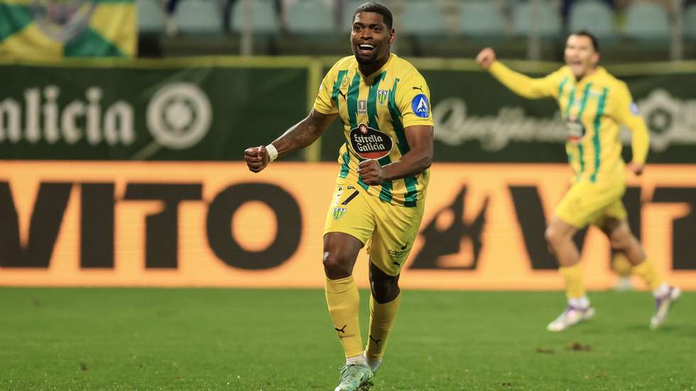 O jogador do Tondela Ivan Cavaleiro festeja após marcar um golo contra o Casa Pia durante o jogo da Primeira Liga de Futebol, estádio João Cardoso, Tondela, 21 de dezembro de 2025. JOSÉ COELHO/LUSA