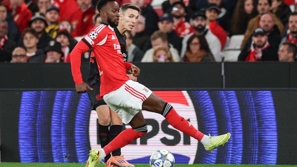 epa12506180 Benfica`s Dodi Lukebakio (L) and Bayer Leverkusen`s Alex Grimaldo in action during the UEFA Champions League league phase match between SL Benfica and Bayer 04 Leverkusen, in Lisbon, Portugal, 05 November 2025.  EPA/MIGUEL A. LOPES