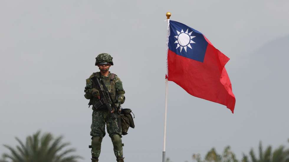 epa12684011 A Taiwanese military personnel stands next to Taiwan flag inside a military base during the Taiwan Military Combat Readiness Drill in Taichung, Taiwan, 27 January 2026. Taiwan’s Ministry of National Defense warns that delays in approving a 1.25 trillion New Taiwan Dollar special defense budget risk missing a 45-day deadline to sign a US arms pricing offer.  EPA/RITCHIE B. TONGO