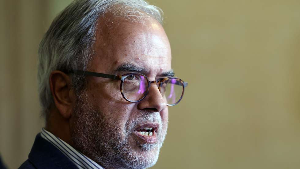 O coordenador do Bloco de Esquerda (BE), José Manuel Pureza, fala à comunicação social após ter entregue uma participação à Procuradoria Geral da República (PGR) para que esta proceda ao apuramento dos factos sobre a autorização de utilização da Base das Lajes por parte dos Estados Unidos, na Procuradoria Geral da República, em Lisboa, 06 de abril de 2026. ANDRÉ KOSTERS/LUSA
