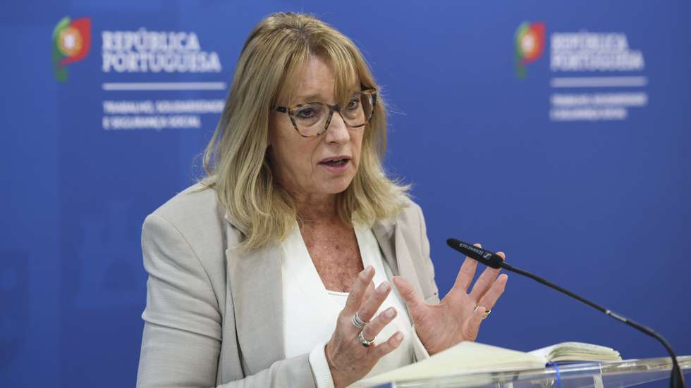 A ministra do Trabalho, Solidariedade e Segurança Social, Maria do Rosário Palma Ramalho, fala aos jornalistas no final da reunião entre o Governo e as quatro confederações empresariais, no âmbito do processo negocial sobre as alterações à lei laboral, em Lisboa, 13 de abril de 2026. Esta reunião acontece depois de o secretariado nacional da UGT ter votado contra a proposta de revisão da legislação laboral apresentada pelo Governo e ter apelado à continuação do processo negocial em sede de Concertação Social, tendo o executivo referido entretanto que mantém "a porta aberta para completar a negociação". MANUEL DE ALMEIDA/LUSA