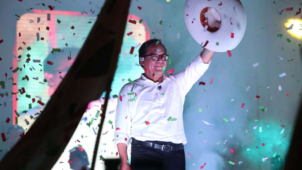 epa12982814 Peruvian presidential candidate Roberto Sanchez greets supporters at a campaign rally in Lima, Peru, 21 May 2026. The presidential runoff election is scheduled for 07 June 2026.  EPA/PAOLO AGUILAR