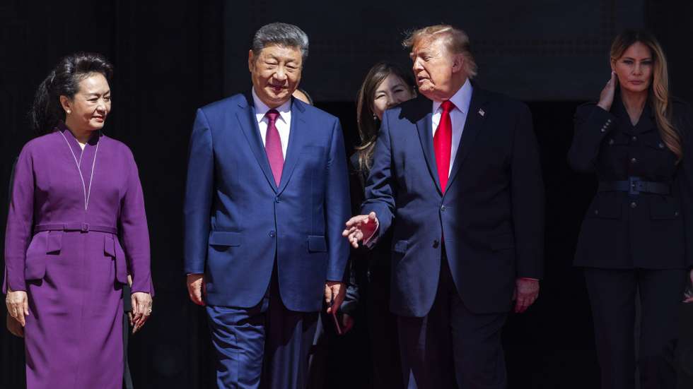 epa13263088 US President Donald Trump (C-R) and First Lady Melania Trump (R) escort Chinese President Xi Jinping (C-L) and First Lady of China Peng Liyuan (L) from the National Archives in Washington, DC, USA, 25 September 2026. President Xi's three-day state visit is his first to DC in 11 years.  EPA/JIM LO SCALZO / POOL