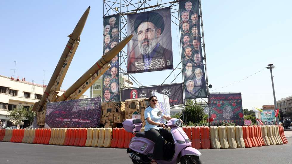 epaselect epa13267851 An Iranian woman rides her scooter past Iranian Zolfaghar missiles placed in front of a billboard carrying a picture of Iranian Supreme Leader Ayatollah Mojtaba Khamenei at Baharestan Square in downtown Tehran, Iran, 28 September 2026. US President Donald Trump turned down Tehran's recent proposal to reopen the Strait of Hormuz.  EPA/ABEDIN TAHERKENAREH RESTRICTIONS: NO Access Israel Media/Persian Language TV Stations Outside Iran/Strictly No Access BBC Persian/VOA Persian/Manoto TV/Iran International TV. (As mandated by Iran's Directorate General for Foreign Media) --