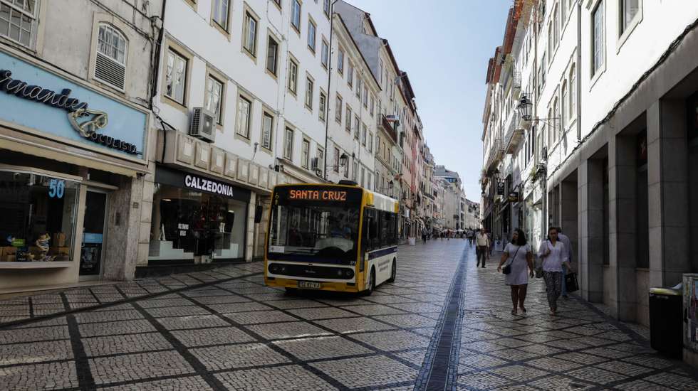 O projeto está a ser implementado no terreno pela Associação Cozinhas Económicas Rainha Santa Isabel (ACERSI), com a distribuição de "tablets" junto de 20 idosos, a maioria a morar na baixa de Coimbra