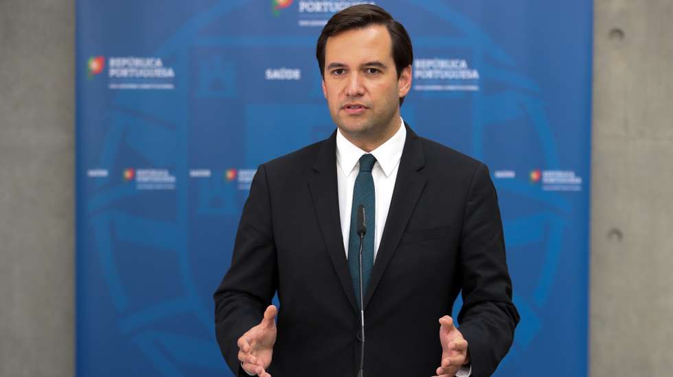 Ricardo Baptista Leite, deputado do PSD, fala à comunicação social no final da sessão de apresentação da "Situação epidemiológica da covid-19 em Portugal", no Infarmed, em Lisboa, 15 de abril de 2020. MANUEL DE ALMEIDA/LUSA