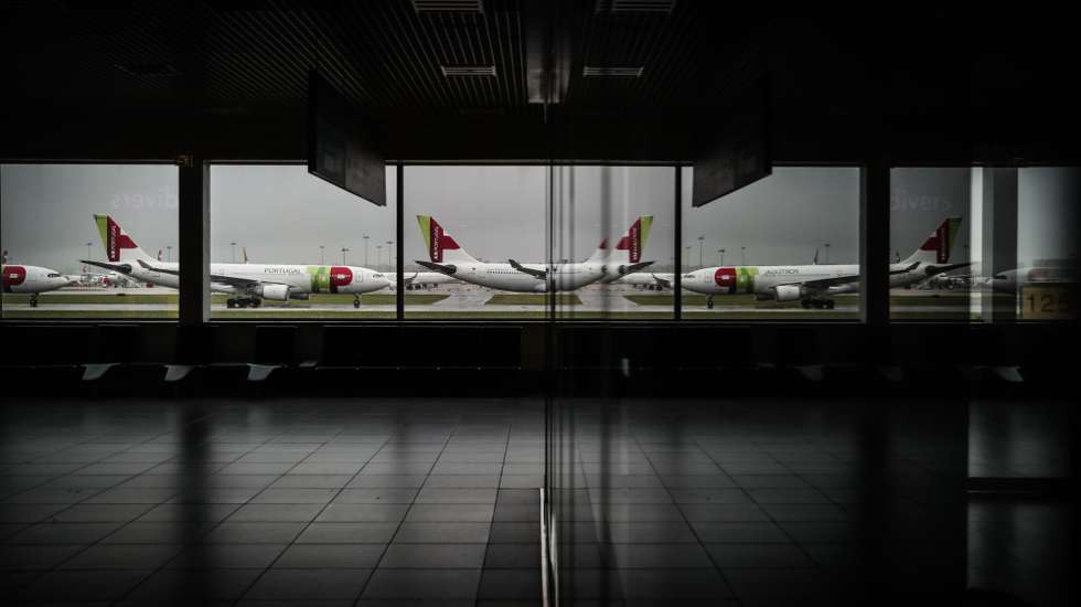 Aviões da TAP no aeroporto Humberto Delgado que se encontra encerrado para o tráfego de passageiros no âmbito das medidas excecionais de circulação para combater a situação epidemiológica da Covid-19, em Lisboa, 09 de abril de 2020. Todos os aeroportos nacionais encontram-se encerrados até às 24 horas de dia 13 para evitar circulação exterior para Portugal ou de Portugal para o exterior. MÁRIO CRUZ/LUSA