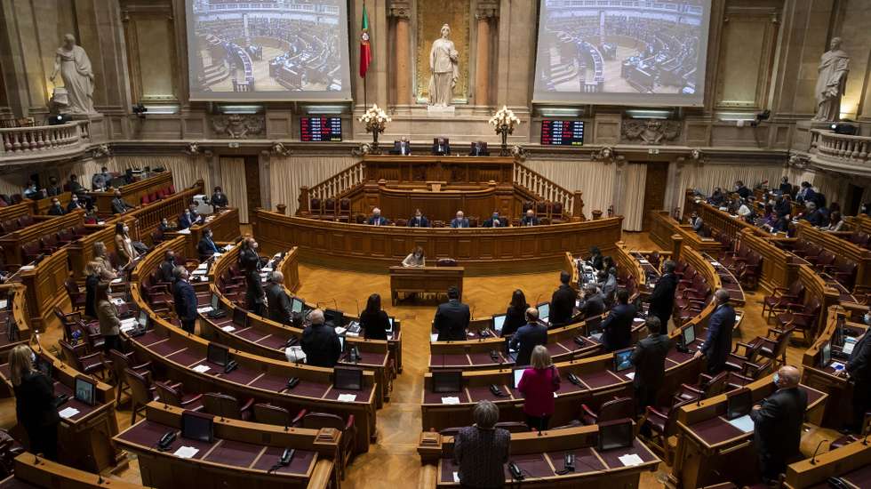 Os deputados da Assembleia da República participam na votação durante o debate sobre o pedido de renovação do estado de emergência, na Assembleia da República, em Lisboa, 04 de dezembro de 2020. JOSÉ SENA GOULÃO/LUSA