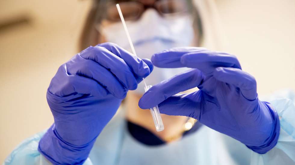 epa08892117 A nurse takes a nasal sample of a nursing aide for a rapid Covid-19 test before she can start her shift at a nursing home for elderly in Lerum, Sweden, 18 December 2020.  EPA/ADAM IHSE  SWEDEN OUT