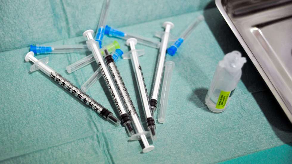 Início da vacinação dos profissionais da saúde do Centro da Saúde do Oeste com a vacina da Pfizer-BioNTech contra a covid-19, na unidade do Centro de Saúde das Caldas da Rainha, 29 de dezembro de 2020. CARLOS BARROSO/LUSA