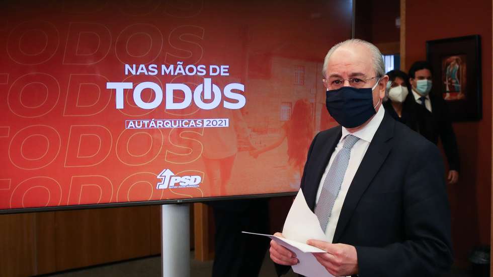O presidente do PSD, Rui Rio, durante a sessão em que divulgou os nomes de 51 candidatos às próximas eleições autárquicas, entre os quais o do candidato à Câmara de Coimbra, José Manuel Silva, em Coimbra, 12 de março de 2021. PAULO NOVAIS/LUSA