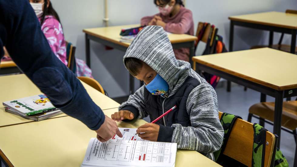 Alunos de Rabo de Peixe, que se mantém em cerca sanitária, devido à covid-19, participam no Programa Especial de Acompanhamento Educativo no Centro de Artes e Ofícios, ilha de São Miguel, Açores, 11 de março de 2021. A secretária regional da Educação dos Açores anunciou hoje que o programa educativo de apoio criado para Rabo de Peixe vai abranger as restantes escolas da Ribeira Grande, que foi elevado a concelho de alto risco. (ACOMPANHA TEXTO). EDUARDO COSTA/LUSA