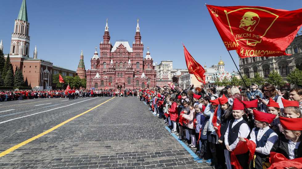 epa09965403 Members of the Russian Young Pioneers attend a ceremony of joining the pioneer organization, organized by the Russian Communist Party at the Red Square in Moscow, Russia, 22 May 2022. The pioneer organization of the Soviet era, was an element of communist education at school. Russian schools are currently reviving and promoting the moral values of the pioneer organizations.  EPA/YURI KOCHETKOV