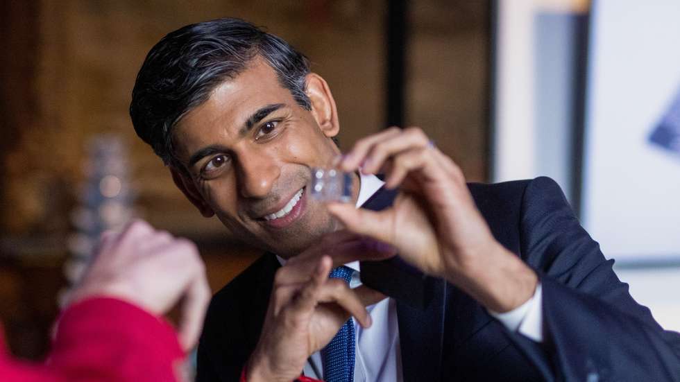 epa10997652 British PPrime Minister Rishi Sunak (R) visits the stand of First Light Fusion at the UK Global Investment Summit at Hampton Court Palace in London, Britain, 27 November 2023. The government said it is unveiling 29.5 billion GBP (37.2 billion US Dollar) of new investment for the summit, though at least 10 billion GBP of the investment had already been announced.  EPA/Chris Ratcliffe / POOL
