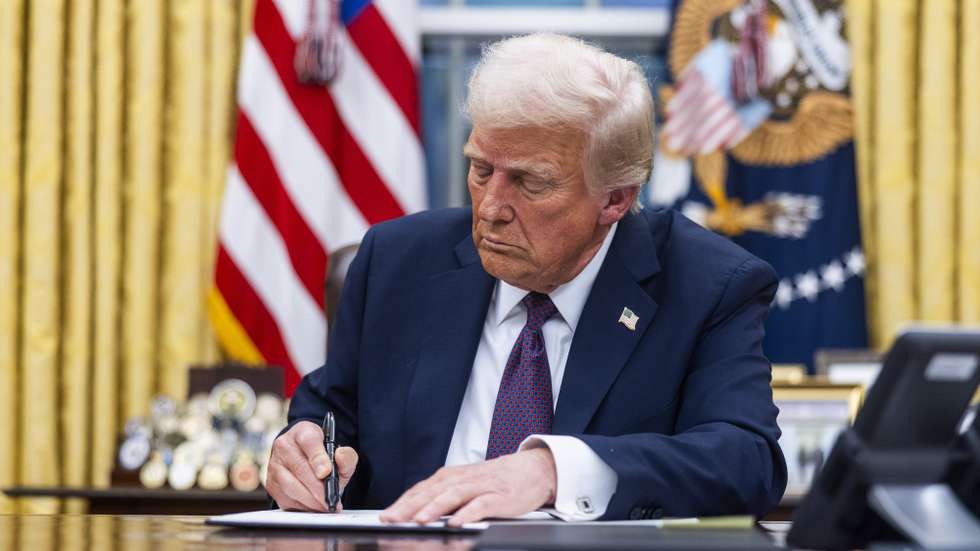 epa11840838 US President Donald Trump signs numerous executive orders, including pardons for defendants from the January 6th riots and a delay on the TikTok ban, on the first day of his presidency in the Oval Office of the White House in Washington, DC, USA, 20 January 2025. Trump, who defeated Kamala Harris to become the 47th president of the United States, was sworn in earlier in the day, though the planned outdoor ceremonies and events were cancelled due to extremely cold temperatures.  EPA/JIM LO SCALZO / POOL