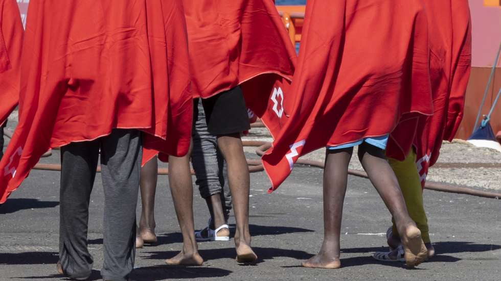 epa11815206 Rescued migrants arrive in Gran Canaria, Spain, 09 January 2025. Maritime Rescue has transferred 64 men of sub-Saharan origin who were travelling on board a boat about ten kilometres from the coast to the port of Arguineguin.  EPA/QUIQUE CURBELO