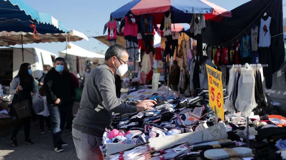 A feira semanal de Espinho reabriu hoje com a venda de todo o tipo de bens após o período de restrição imposto no âmbito das medidas de contenção da pandemia de covid-19, Espinho, 05 de abril de 2021. ESTELA SILVA/LUSA