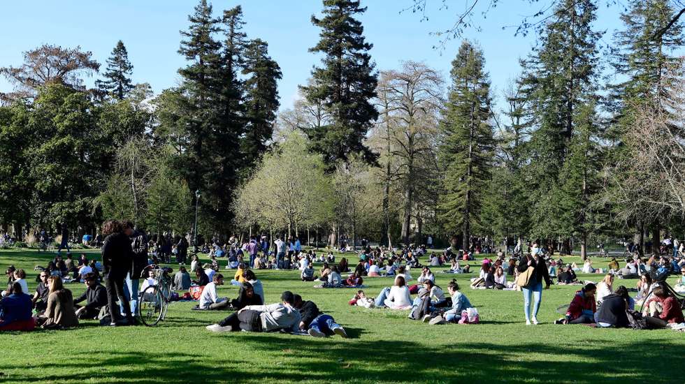 epa09101466 People gather on the lawns on the Public Garden in center of Bordeaux, South Western France, 27 March 2021. French Prime Minister Castex on March 18 announced additional lockdown restrictions in 16 regions of France as the country enters a third wave of the COVID-19 pandemic. Interior Ministry said that the ban on gatherings of more than six people outside now affected the entire territory. The goal remains the same, to try to curb the spread of the Covid-19 virus.  EPA/CAROLINE BLUMBERG