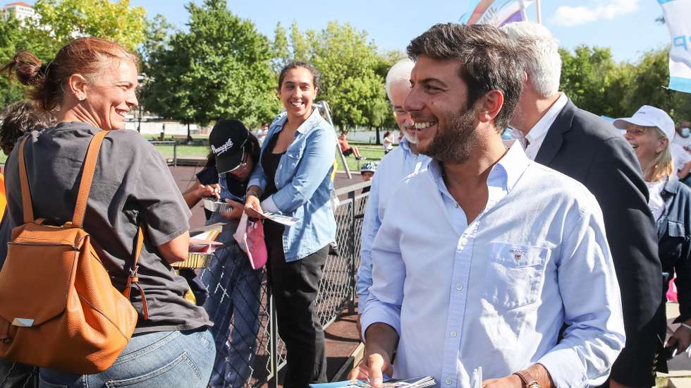 O presidente do CDS-PP, Francisco Rodrigues dos Santos (D), acompanhado pelo candidato à Câmara Municipal de Coimbra, pela coligação Juntos Somos Coimbra, José Manuel Silva (4-D), durante uma arruada em Coimbra, 18 de setembro de 2021. No próximo dia 26 de setembro mais de 9,3 milhões eleitores podem votar nas eleições autárquicas para eleger os seus representantes locais. PAULO NOVAIS/LUSA