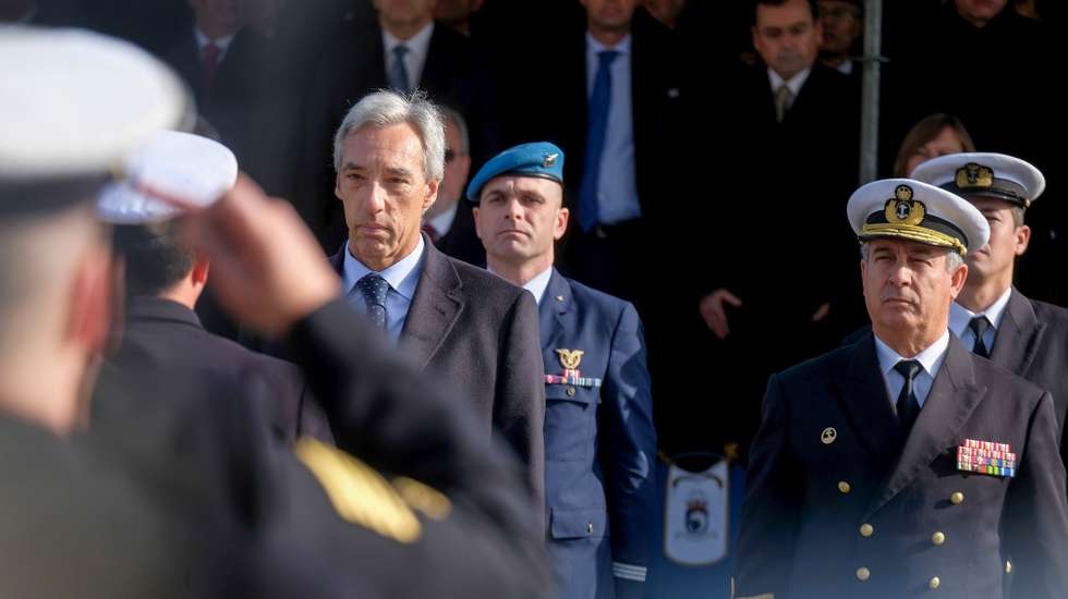 O ministro da Defesa Nacional, João Gomes Cravinho (E), ladeado pelo Chefe do Estado-Maior da Armada, almirante António Mendes Calado (D), durante a cerimónia de batismo do navio patrulha oceânico "Setúbal", nos estaleiros da West Sea, em Viano do Castelo, 06 de fevereiro de 2019. O mais recente navio patrulha oceânico da Marinha tem como madrinha Jessica Rachel Hallett, é comandado pelo capitão-tenente Rui Zambujo Madeira e tem uma guarnição de 44 elementos. ARMÉNIO BELO/LUSA
