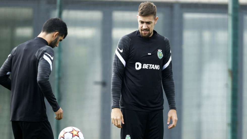 epa09559030 Sporting players Luis Neto (L) and Sebastian Coates (R) perform during their team's training session at Alcochete Academy in Alcochete, Portugal, 02 November 2021. Sporting Lisbon will face Besiktas Istanbul in their UEFA Champions League group C soccer match on 03 November 2021.  EPA/RUI MINDERICO