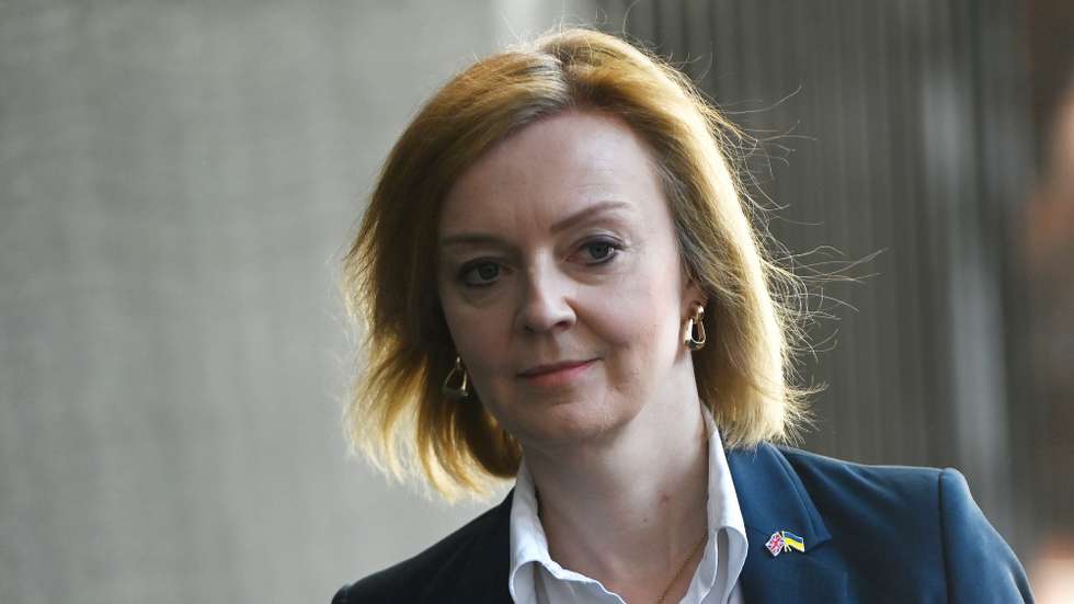 epa09952413 British Foreign Secretary Liz Truss leaves 10 Downing Street after a Cabinet meeting, in London, Britain, 17 May 2022. The UK will lay out on 17 May its plan to amend its post-Brexit trade deal in a direct challenge to the European Union (EU), which is insisting that the British prime minister must honor the agreement he signed.  EPA/NEIL HALL