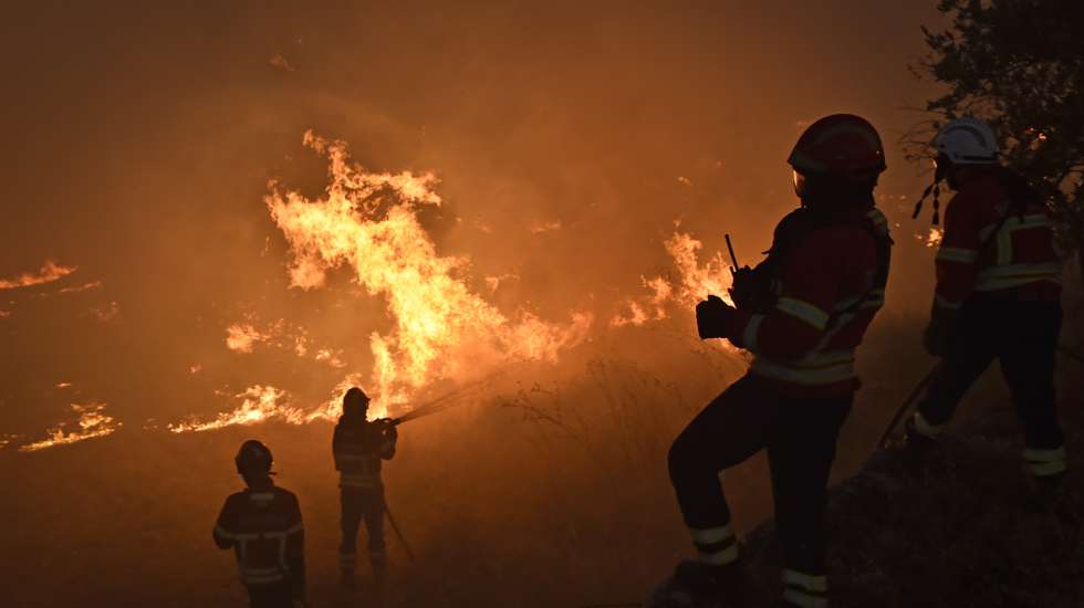 Bombeiros combatem um incêndio na freguesia de Vila Cortês do Mondego, Guarda, 13 de agosto de 2022. De acordo com a página da Autoridade Nacional de Emergência e Proteção Civil, o incêndio está a ser combativo por 1262 operacionais, apoiados por 375 viaturas. NUNO ANDRÉ FERREIRA/LUSA