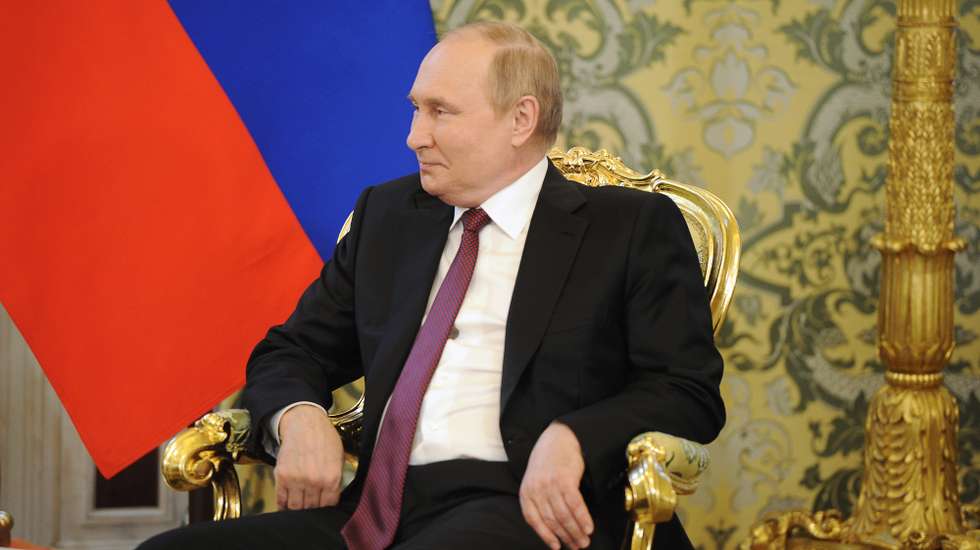 epa10005891 Russian President Vladimir Putin attends a meting with  Turkmenistan's President Serdar Berdymukhamedov (L) at the Kremlin in Moscow, Russia, 10 June 2022. The Turkmen president is on official visit in Moscow.  EPA/MIKHAIL KLIMENTYEV/KREMLIN POOL/SPUTNIK/POOL MANDATORY CREDIT