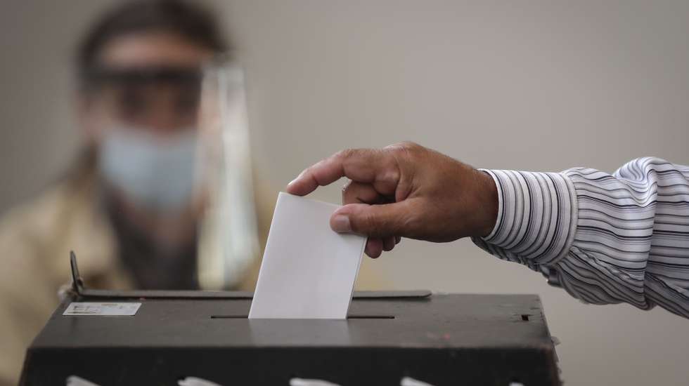 Um açoriano exerce o seu direito de voto durante as eleições legislativas da Região Autónoma dos Açores, em Ponta Delgada, Ilha de São Miguel, Açores, 25 de outubro de 2016. As eleições legislativas regionais dos Açores realizam-se hoje, com  228.999 eleitores inscritos. No total, 13 forças políticas concorrem aos 57 lugares da Assembleia Legislativa Regional. ANDRÉ KOSTERS/LUSA