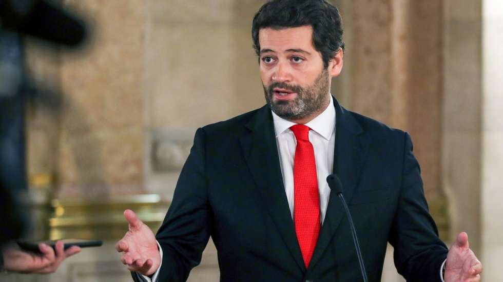 O presidente do partido Chega, André Ventura, fala aos jornalistas sobre a coligação nos Açores, na Assembleia da República, em Lisboa, 06 de novembro de 2020. O partido Chega anunciou hoje que “vai viabilizar o governo de direita nos Açores”, após ter chegado a um acordo com o PSD em “vários assuntos fundamentais” para a Região Autónoma e para o país. MANUEL DE ALMEIDA/LUSA