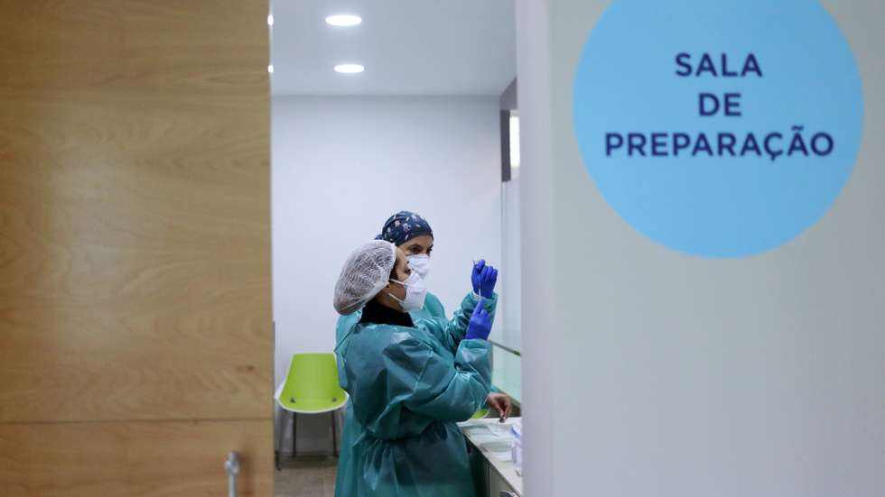 Preparação da vacina no Centro de Vacinação Covid-19 da Maia, na junta da freguesia do Castêlo da Maia, Gemunde, 23 de fevereiro de 2021. ESTELA SILVA/LUSA
