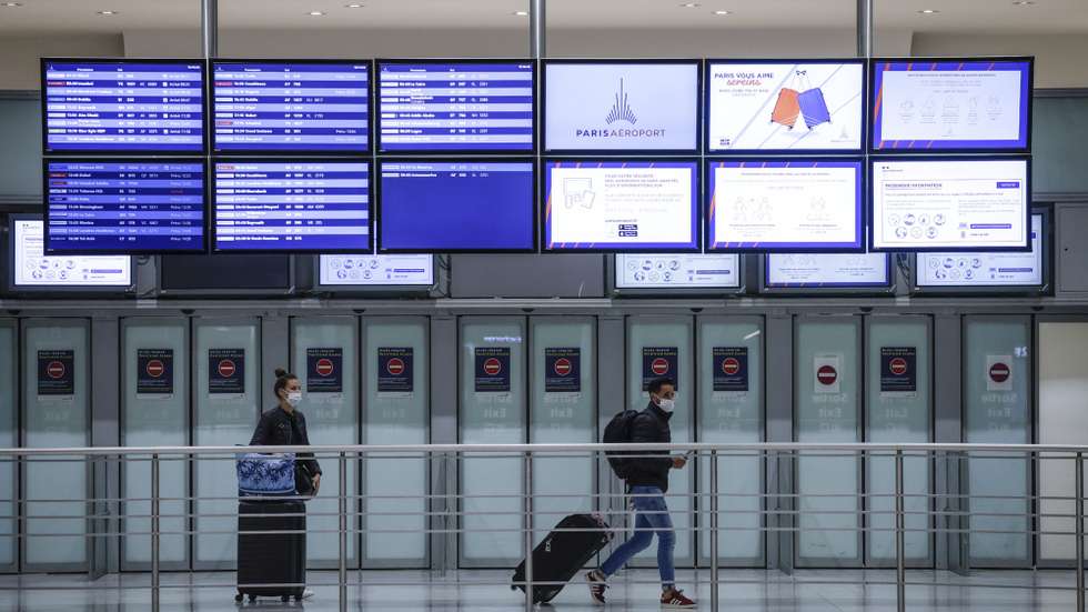 epa08964229 Passengers arrive at Charles de Gaulle Airport, in Roissy, outside Paris, France, 25 January 2021. France is now imposing a negative Covid-19 test for European commuters to curb the spread of the coronavirus pandemic.  EPA/YOAN VALAT