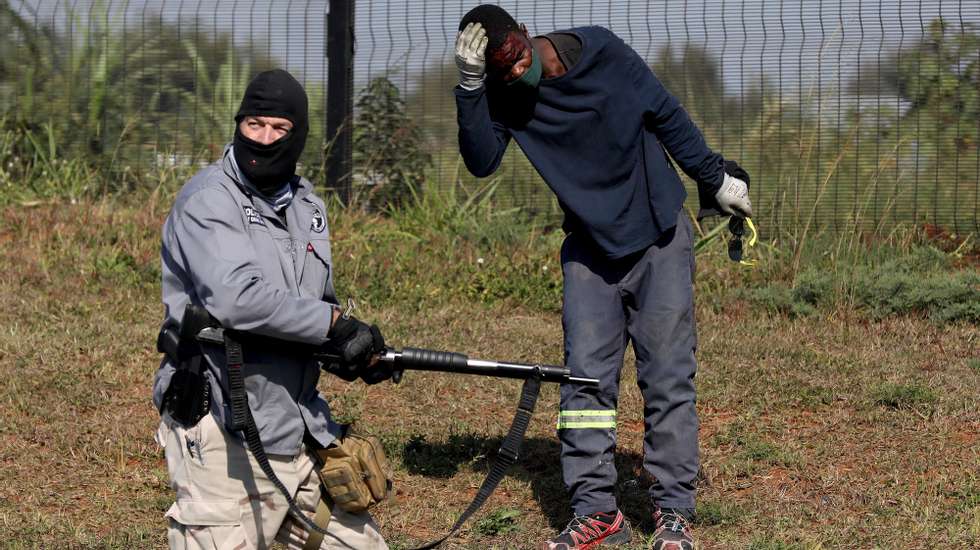 epa09346671 A man is bleeds after he was shot with a rubber bullet as looting continues at Mobeni, Durban, South Africa, 15 July 2021. Days of looting in both Johannesburg and Durban have caused billions of Rands of damage as an estimated 200 shopping malls where effected.  EPA/STR