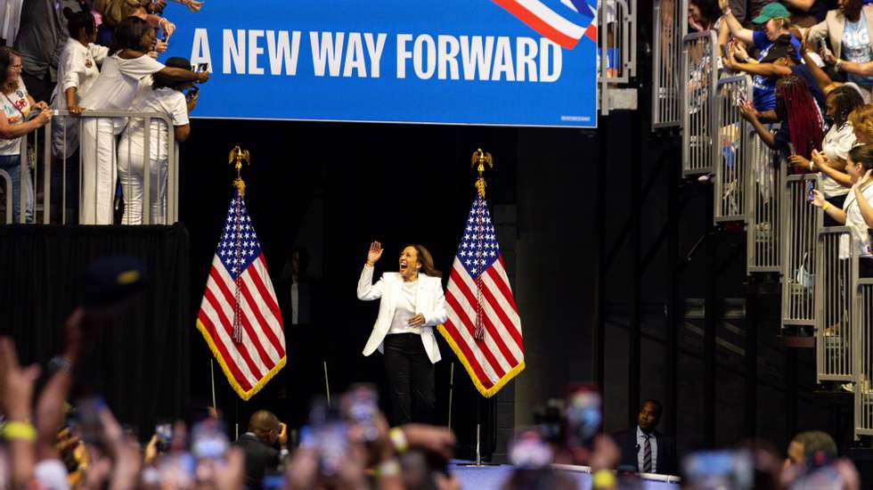 epaselect epa11572481 US Vice President and Democratic presidential nominee Kamala Harris arrives to speak during a campaign rally at the Enmarket Arena in Savannah, Georgia, USA, 29 August 2024. Harris will face former US President and Republican presidential nominee Donald J. Trump during the election on 05 November 2024.  EPA/HUNTER D. CONE