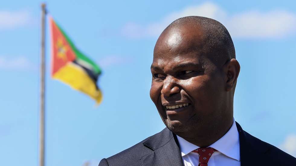 O candidato presidencial às eleições moçambicanas, Daniel Chapo, secretário-geral interino da Frente de Libertação de Moçambique (Frelimo, partido no poder) participa nas cerimónias do Dia da Paz, na Praça dos Heróis Moçambicanos, em Maputo, 04 de outubro de 2024. O país celebra neste dia 31 anos da assinatura do Acordo Geral de Paz de Roma, que pôs fim a 16 anos de guerra civil em Moçambique. JOSÉ COELHO/LUSA