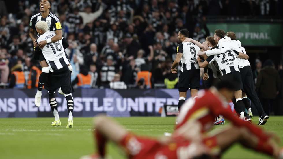 epa11968825 Newcastle United's players celebrate after winning the EFL Carabao Cup final match between Liverpool FC and Newcastle United, in London, Britain, 16 March 2025.  EPA/TOLGA AKMEN EDITORIAL USE ONLY. No use with unauthorized audio, video, data, fixture lists, club/league logos, 'live' services or NFTs. Online in-match use limited to 120 images, no video emulation. No use in betting, games or single club/league/player publications.