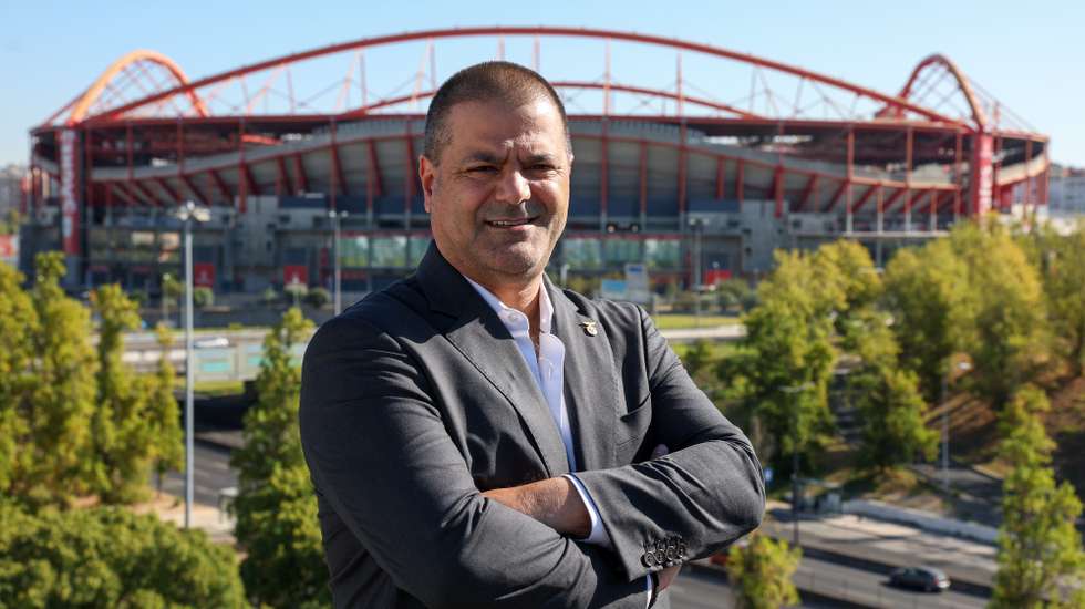 O candidato às eleições presidenciais do Sport Lisboa e Benfica (SLB), Cristóvão Carvalho, posa para a fotografia durante uma entrevista à agência Lusa, em Lisboa, 14 de outubro de 2025. As eleições decorrerão no próximo dia 25 de outubro. (ACOMPANHA TEXTO DA LUSA DO DIA 16 DE OUTUBRO DE 2025). INÁCIO ROSA/LUSA