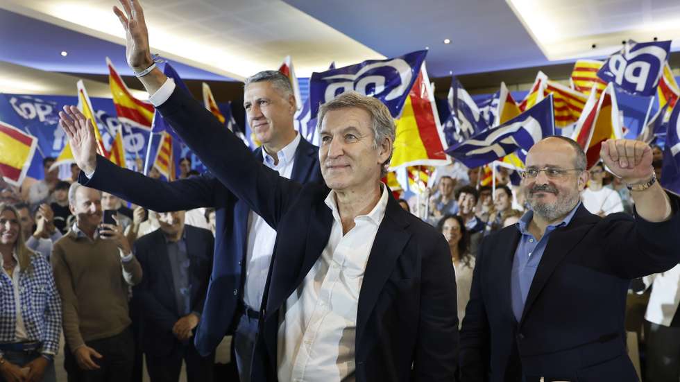 epa13313413 Popular Party leader, Alberto Nunez Feijoo (C) attends an electoral campaign event in Barcelona, Spain, 18 October 2026.  Spain will hold snap general elections on 29 November 2026.  EPA/ANDREU DALMAU