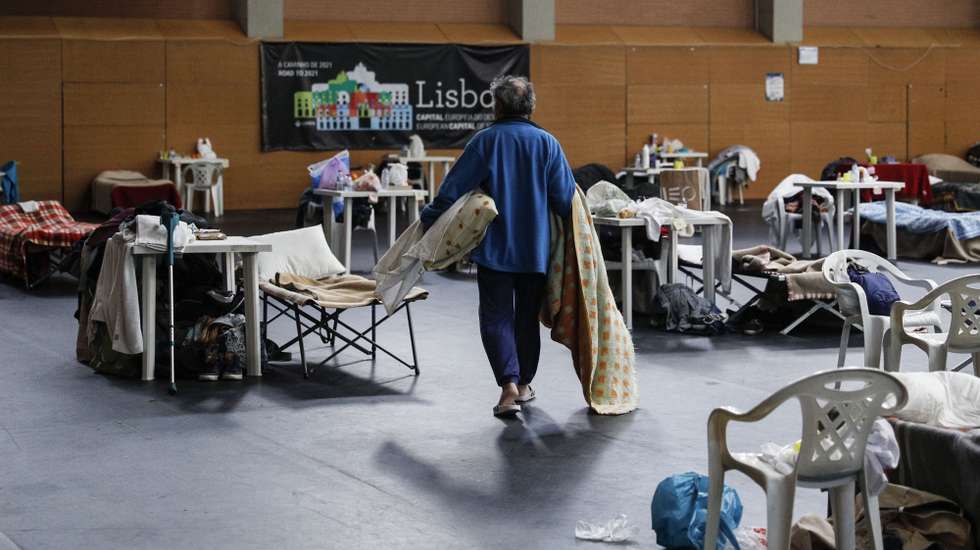Pavilhão do Casal Vistoso, local fornecido pela Câmara Municipal de Lisboa para apoio a muitas das pessoas que ficaram sem-abrigo no contexto da pandemia covid-19, Lisboa, 04 de maio de 2020. (ACOMPANHA TEXTO DA LUSA PARA O DIA 06/05/2020) ANTÓNIO COTRIM/LUSA
